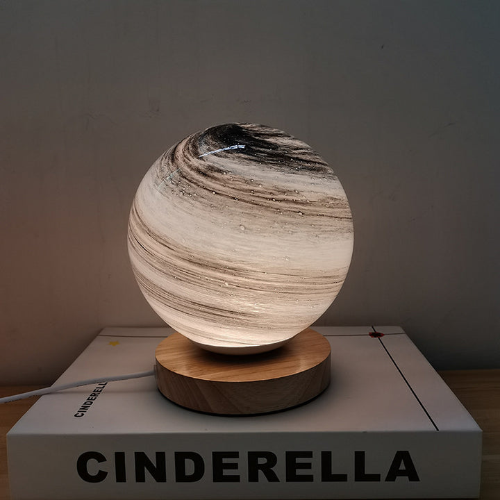 Marmorierte Orb-Tischlampe mit Holzsockel