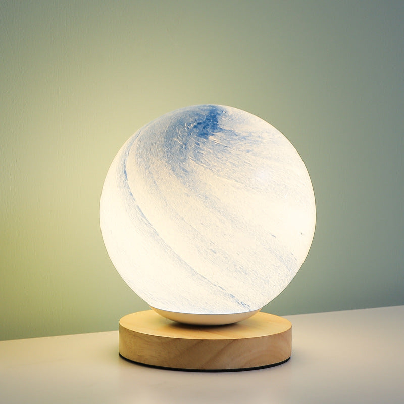 Marmorierte Orb-Tischlampe mit Holzsockel
