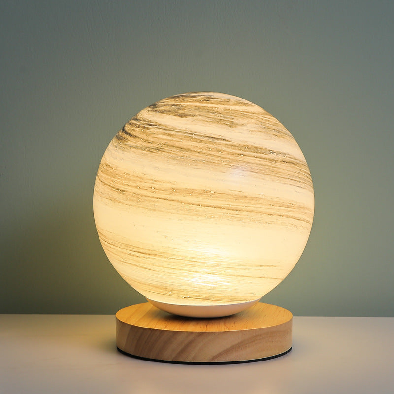 Marmorierte Orb-Tischlampe mit Holzsockel