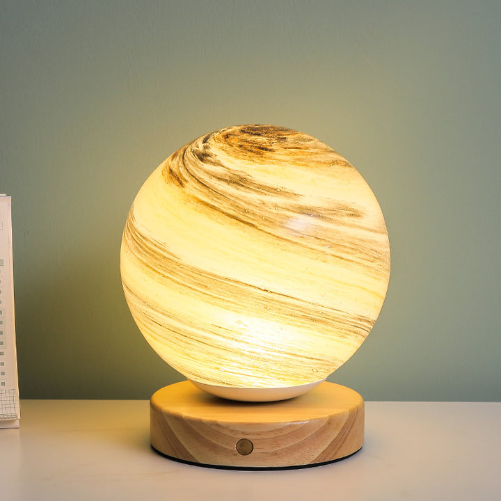 Marmorierte Orb-Tischlampe mit Holzsockel