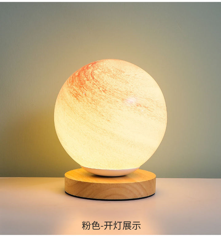 Marmorierte Orb-Tischlampe mit Holzsockel