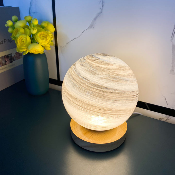 Marmorierte Orb-Tischlampe mit Holzsockel