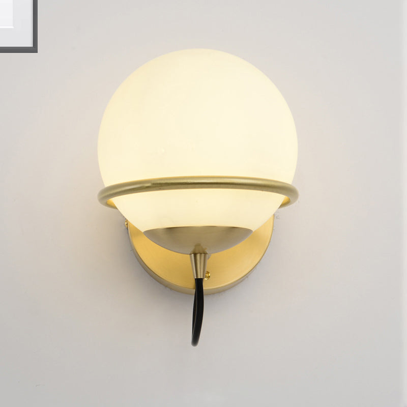 Einzelne Wandmontierte Sphärische Wandlampe Zeitgenössische Matte Weiße Glas Messing Wandlampenleuchte