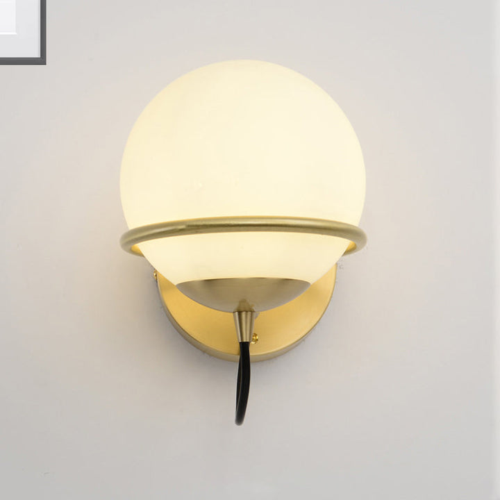 Einzelne Wandmontierte Sphärische Wandlampe Zeitgenössische Matte Weiße Glas Messing Wandlampenleuchte