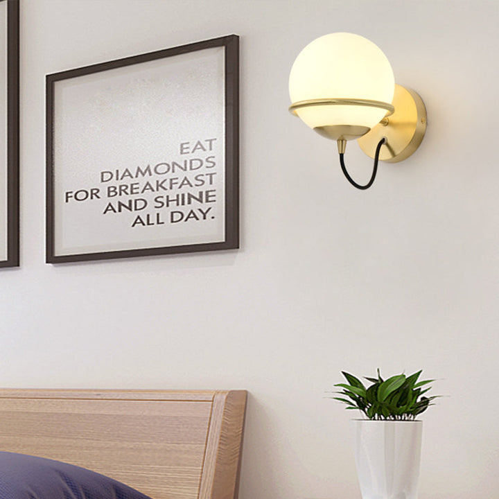 Einzelne Wandmontierte Sphärische Wandlampe Zeitgenössische Matte Weiße Glas Messing Wandlampenleuchte