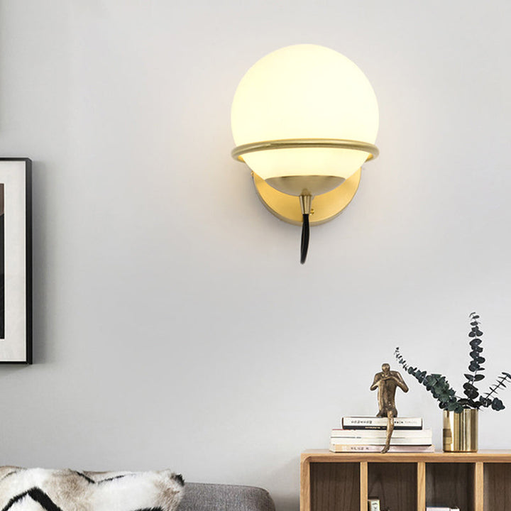 Einzelne Wandmontierte Sphärische Wandlampe Zeitgenössische Matte Weiße Glas Messing Wandlampenleuchte