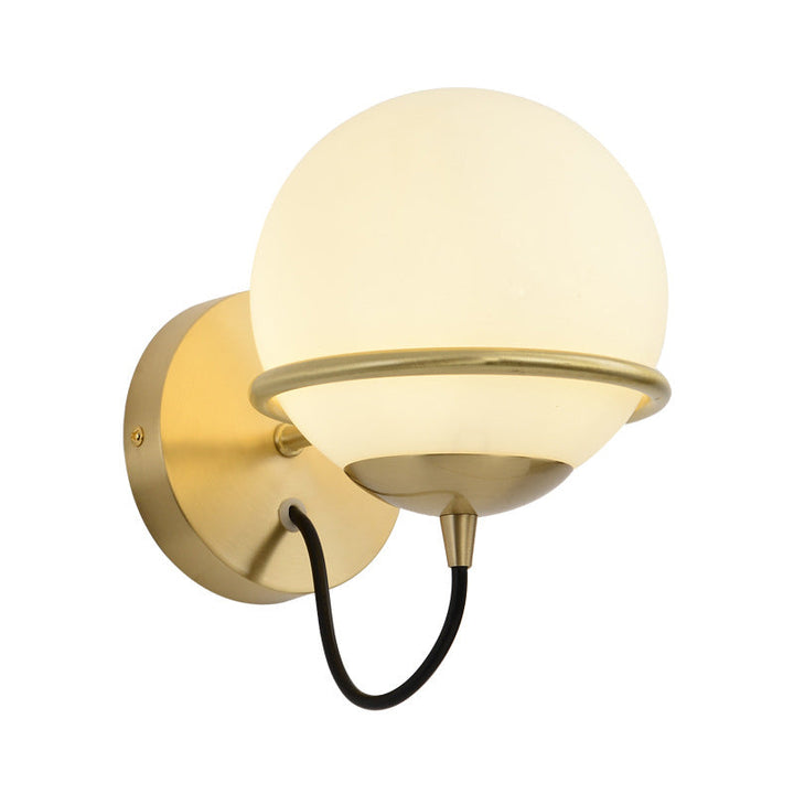 Einzelne Wandmontierte Sphärische Wandlampe Zeitgenössische Matte Weiße Glas Messing Wandlampenleuchte