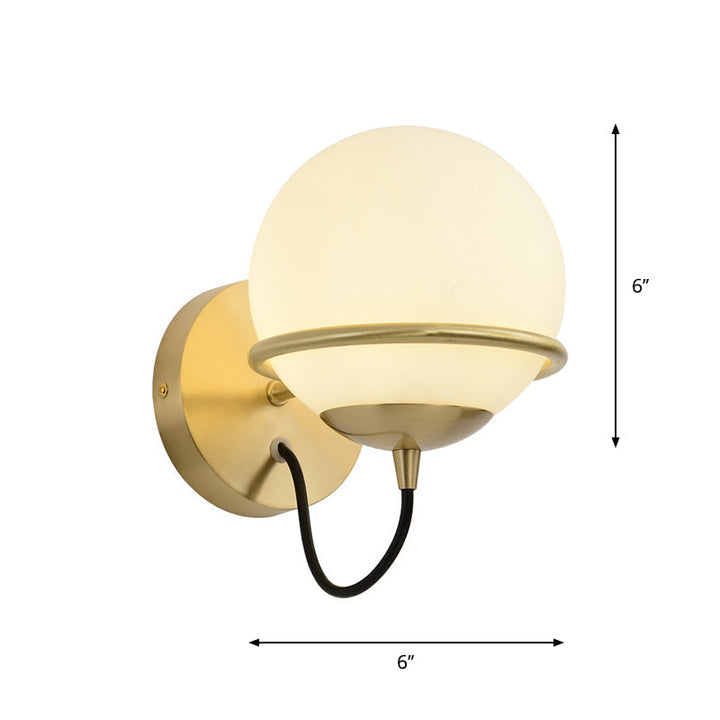 Einzelne Wandmontierte Sphärische Wandlampe Zeitgenössische Matte Weiße Glas Messing Wandlampenleuchte
