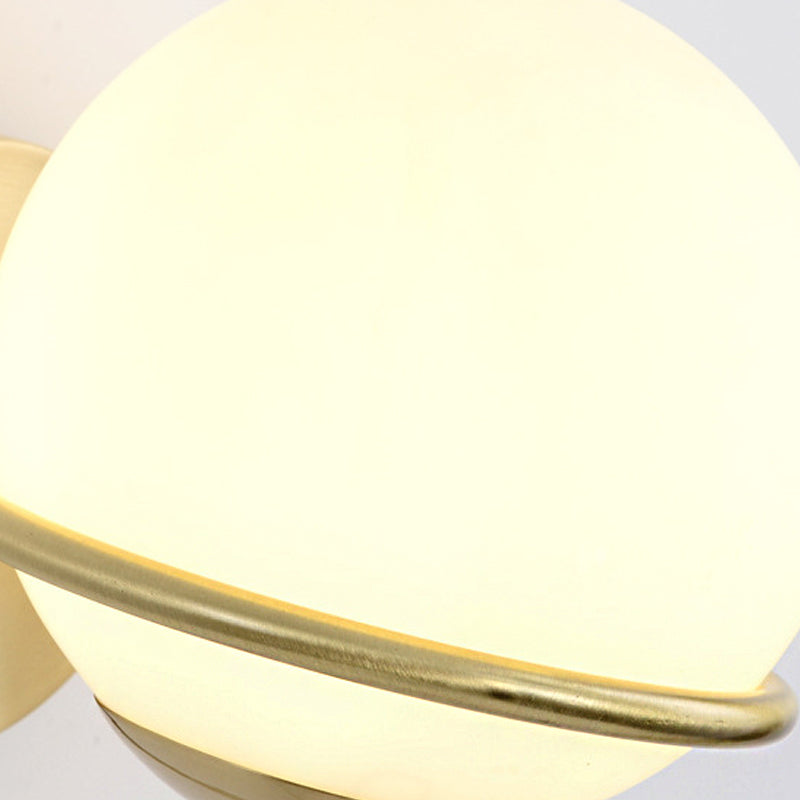 Einzelne Wandmontierte Sphärische Wandlampe Zeitgenössische Matte Weiße Glas Messing Wandlampenleuchte