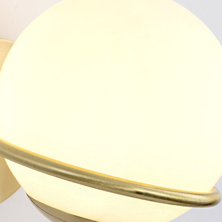 Einzelne Wandmontierte Sphärische Wandlampe Zeitgenössische Matte Weiße Glas Messing Wandlampenleuchte