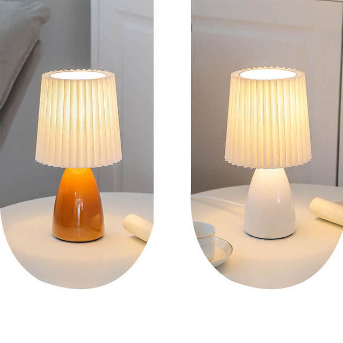 Skandinavische Retro-Tischlampe mit gefaltetem Schirm und Glasbasis