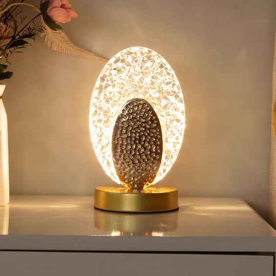 Moderne & Luxuriöse Pfauen-Tischlampe - CrystalGlow