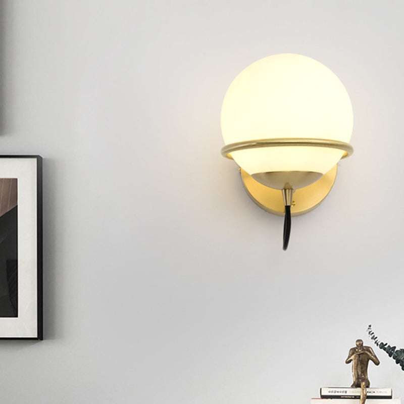 1 Kopf Nachttisch Wandlampe moderne Messing Wandbeleuchtung mit globalem weißen Glas-Schirm