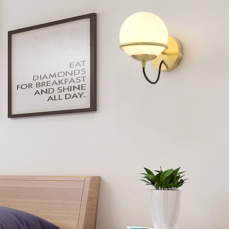 1 Kopf Nachttisch Wandlampe moderne Messing Wandbeleuchtung mit globalem weißen Glas-Schirm