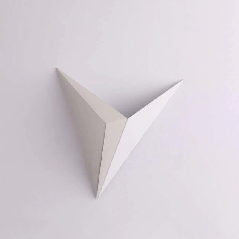 Minimalistische dreieckige LED-Wandleuchte | Modernes Design in ack/Weiß | Ideal für Wohnzimmer und Badezimmer