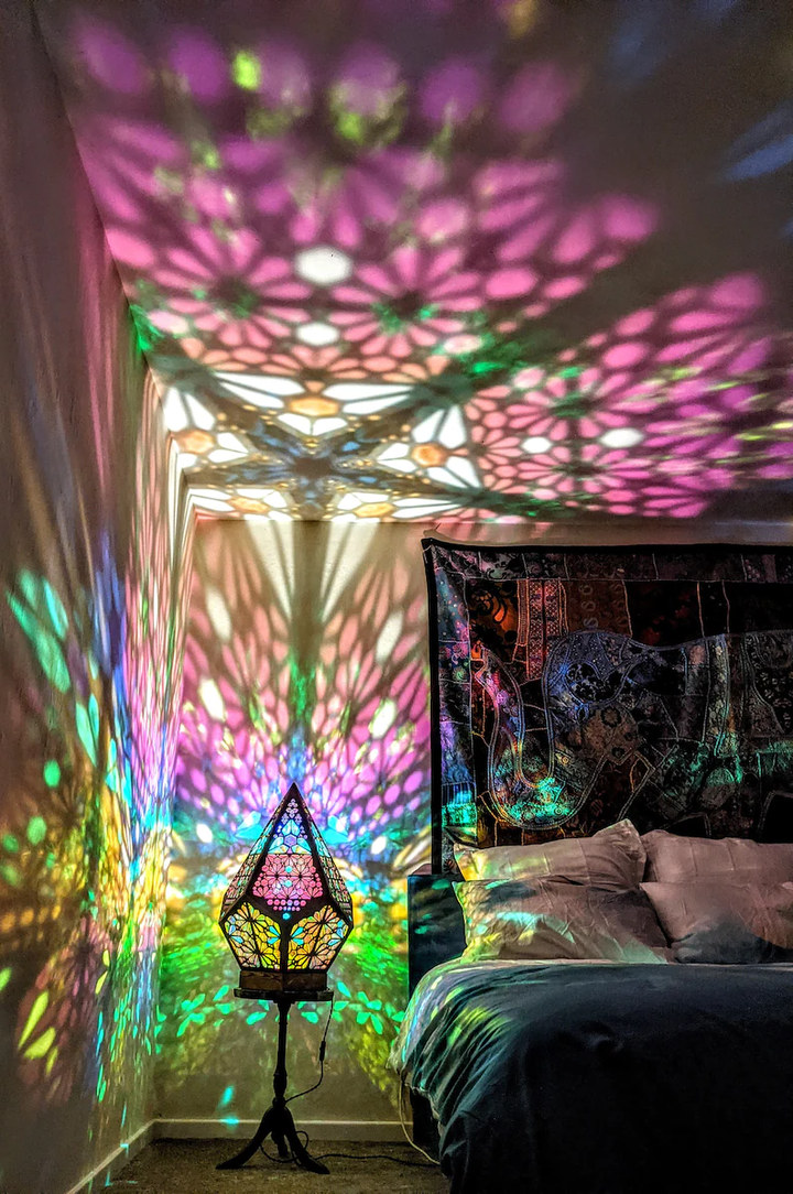 Buntglas Style LED Tischlampe - LumiAura