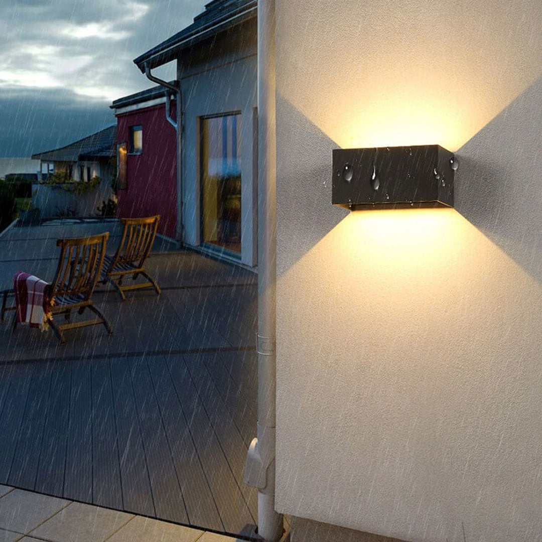 Moderne wasserdichte rechteckige LED-Wandleuchte für den Außenbereich mit Beleuchtung nach oben und unten