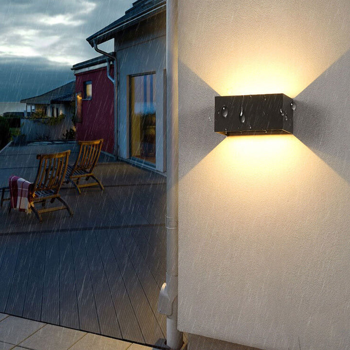 Moderne wasserdichte rechteckige LED-Wandleuchte für den Außenbereich mit Beleuchtung nach oben und unten