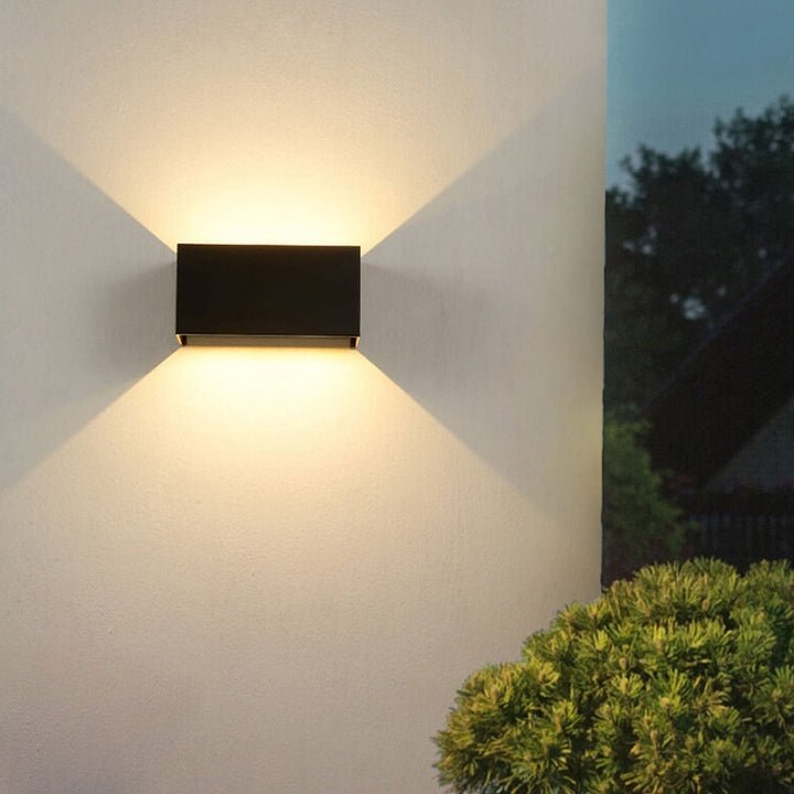 Moderne wasserdichte rechteckige LED-Wandleuchte für den Außenbereich mit Beleuchtung nach oben und unten