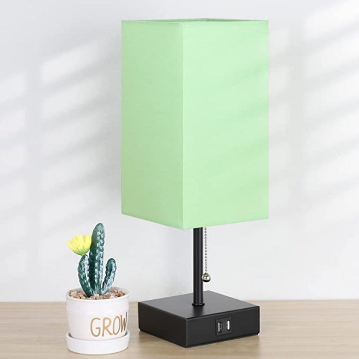 LumiCharge – Moderne Tischlampe mit USB-Ladeanschlüssen