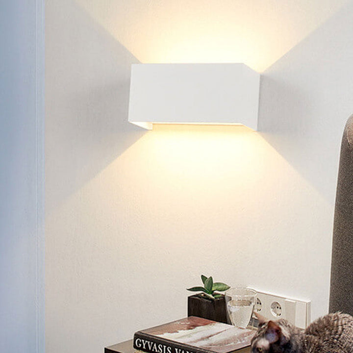 Moderne wasserdichte rechteckige LED-Wandleuchte für den Außenbereich mit Beleuchtung nach oben und unten