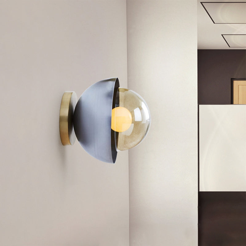 Metallische Halbmond-Wandleuchte Modernist 1-Lampen Messing/Chrom Wandleuchte mit Orb Tan Glas-Schirm für Flur