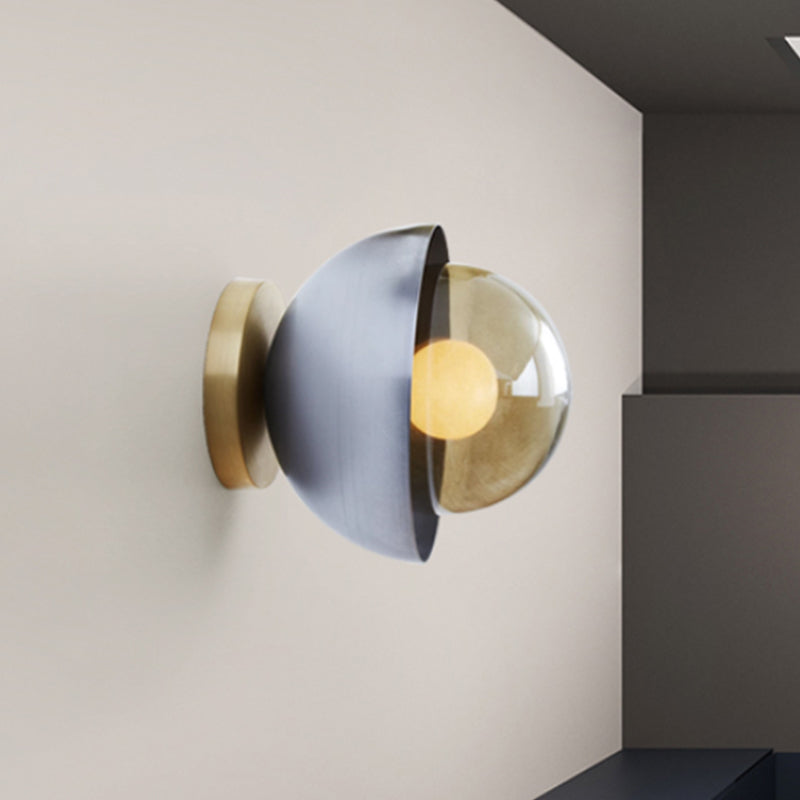Metallische Halbmond-Wandleuchte Modernist 1-Lampen Messing/Chrom Wandleuchte mit Orb Tan Glas-Schirm für Flur