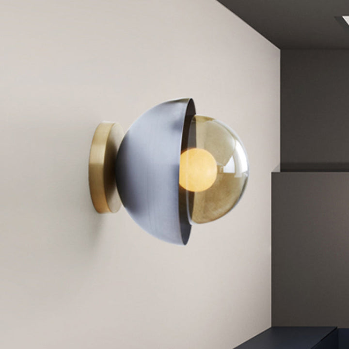 Metallische Halbmond-Wandleuchte Modernist 1-Lampen Messing/Chrom Wandleuchte mit Orb Tan Glas-Schirm für Flur
