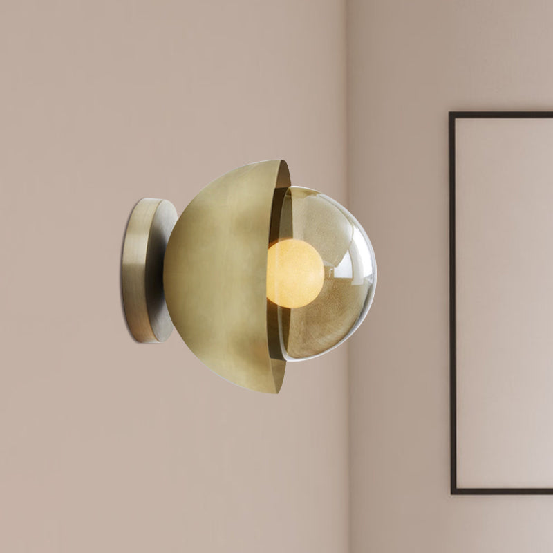 Metallische Halbmond-Wandleuchte Modernist 1-Lampen Messing/Chrom Wandleuchte mit Orb Tan Glas-Schirm für Flur
