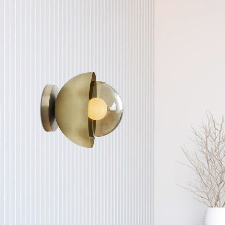 Metallische Halbmond-Wandleuchte Modernist 1-Lampen Messing/Chrom Wandleuchte mit Orb Tan Glas-Schirm für Flur