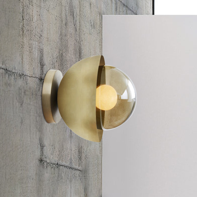 Metallische Halbmond-Wandleuchte Modernist 1-Lampen Messing/Chrom Wandleuchte mit Orb Tan Glas-Schirm für Flur