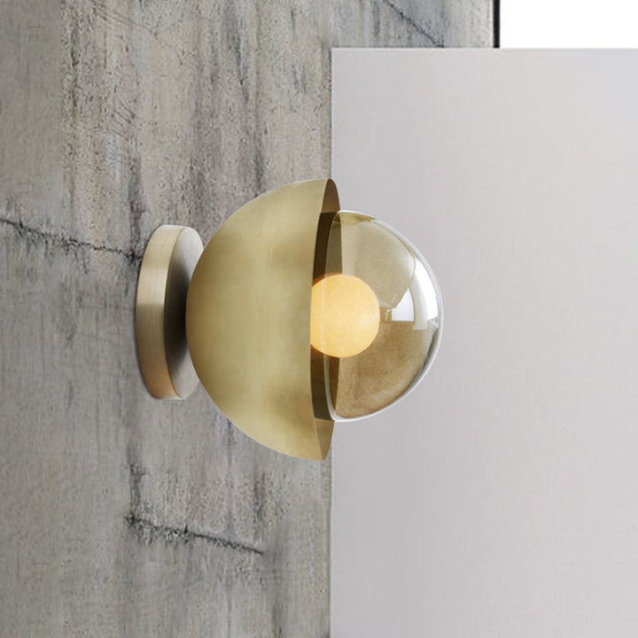 Metallische Halbmond-Wandleuchte Modernist 1-Lampen Messing/Chrom Wandleuchte mit Orb Tan Glas-Schirm für Flur