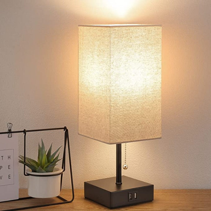 LumiCharge – Moderne Tischlampe mit USB-Ladeanschlüssen