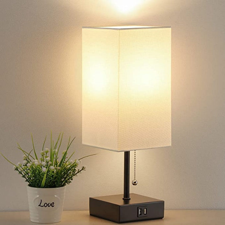 LumiCharge – Moderne Tischlampe mit USB-Ladeanschlüssen