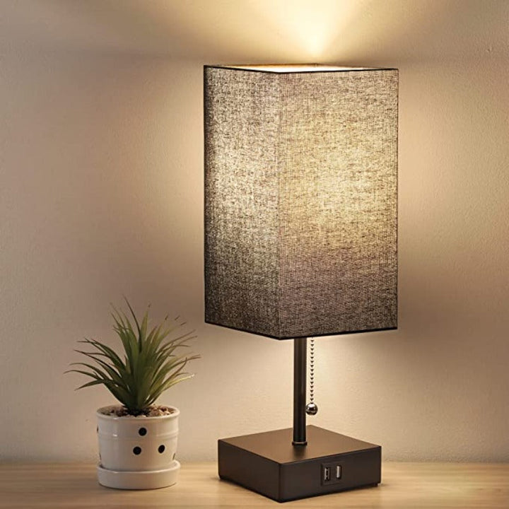 LumiCharge – Moderne Tischlampe mit USB-Ladeanschlüssen
