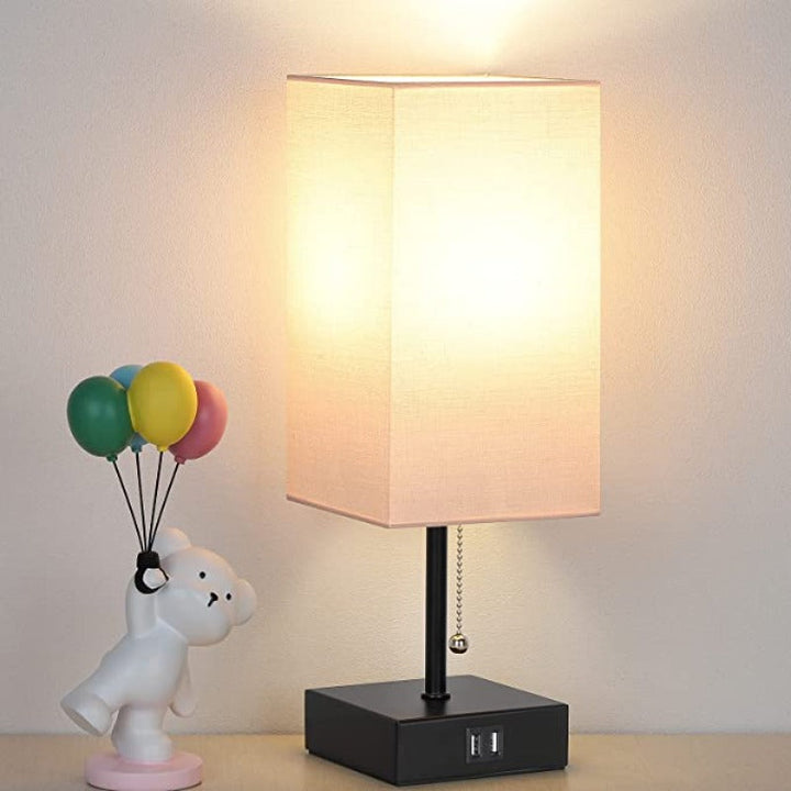 LumiCharge – Moderne Tischlampe mit USB-Ladeanschlüssen