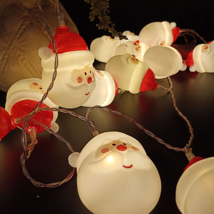 Weihnachtlich dekorierte Lichterketten