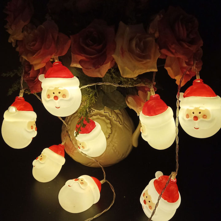 Weihnachtlich dekorierte Lichterketten