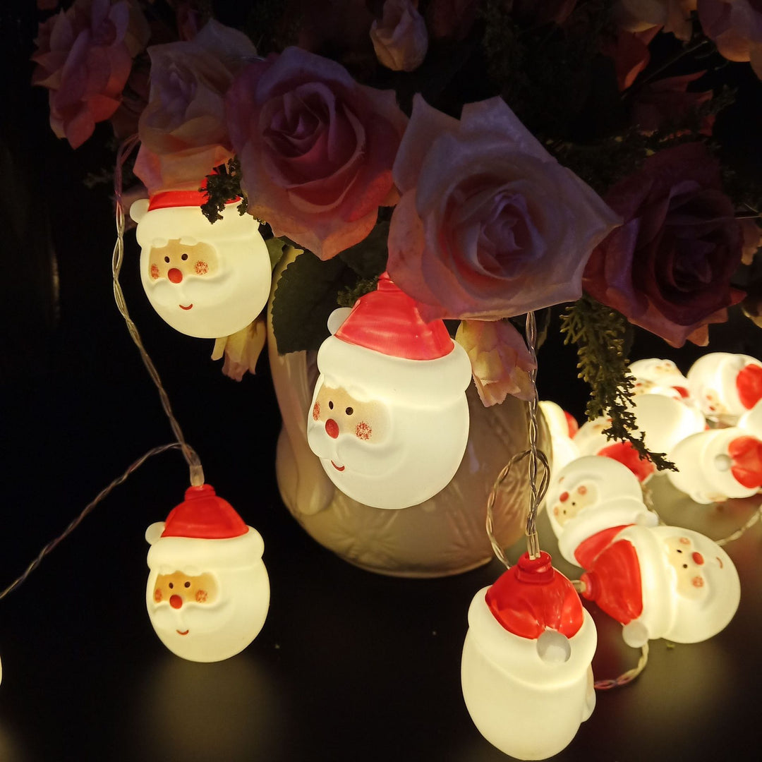 Weihnachtlich dekorierte Lichterketten