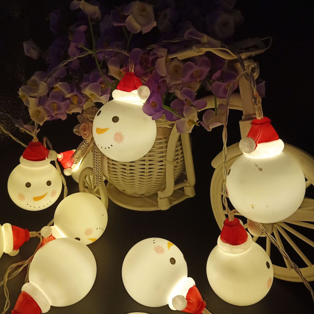 Weihnachtlich dekorierte Lichterketten