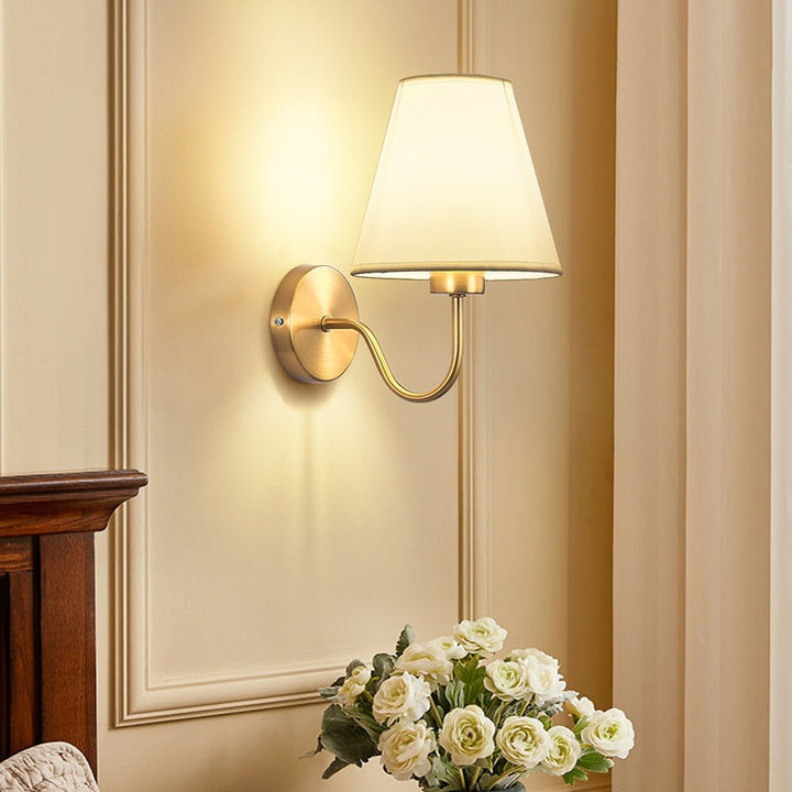 Zeitgenössische nordische runde gebogene Stange Eisen Stoffschirm 1-Licht Wandleuchte Lampe für Wohnzimmer