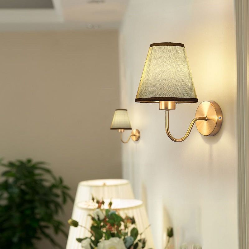 Zeitgenössische nordische runde gebogene Stange Eisen Stoffschirm 1-Licht Wandleuchte Lampe für Wohnzimmer