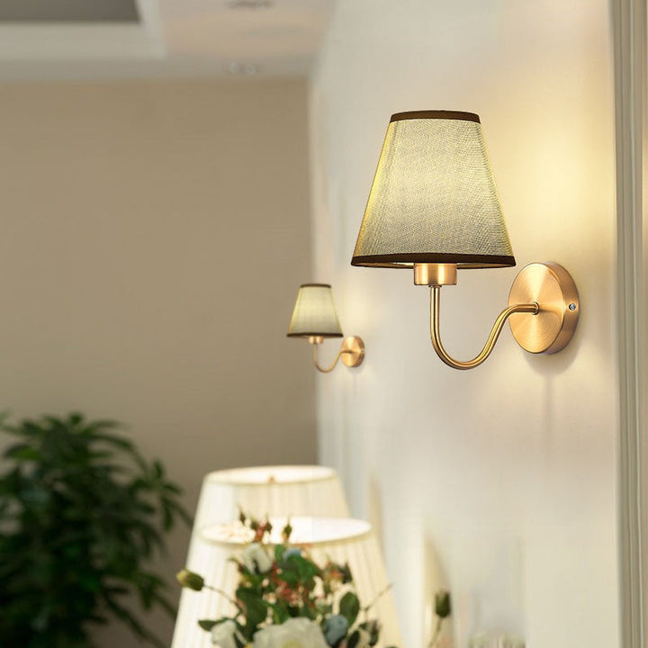 Zeitgenössische nordische runde gebogene Stange Eisen Stoffschirm 1-Licht Wandleuchte Lampe für Wohnzimmer