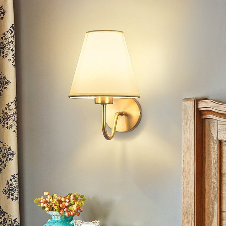 Zeitgenössische nordische runde gebogene Stange Eisen Stoffschirm 1-Licht Wandleuchte Lampe für Wohnzimmer