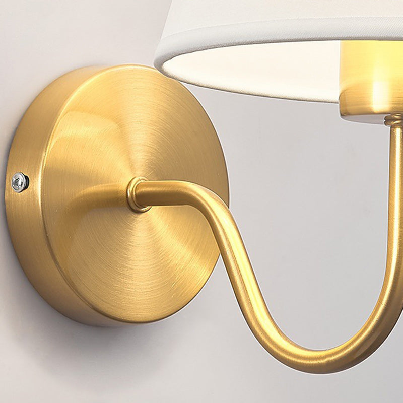 Zeitgenössische nordische runde gebogene Stange Eisen Stoffschirm 1-Licht Wandleuchte Lampe für Wohnzimmer