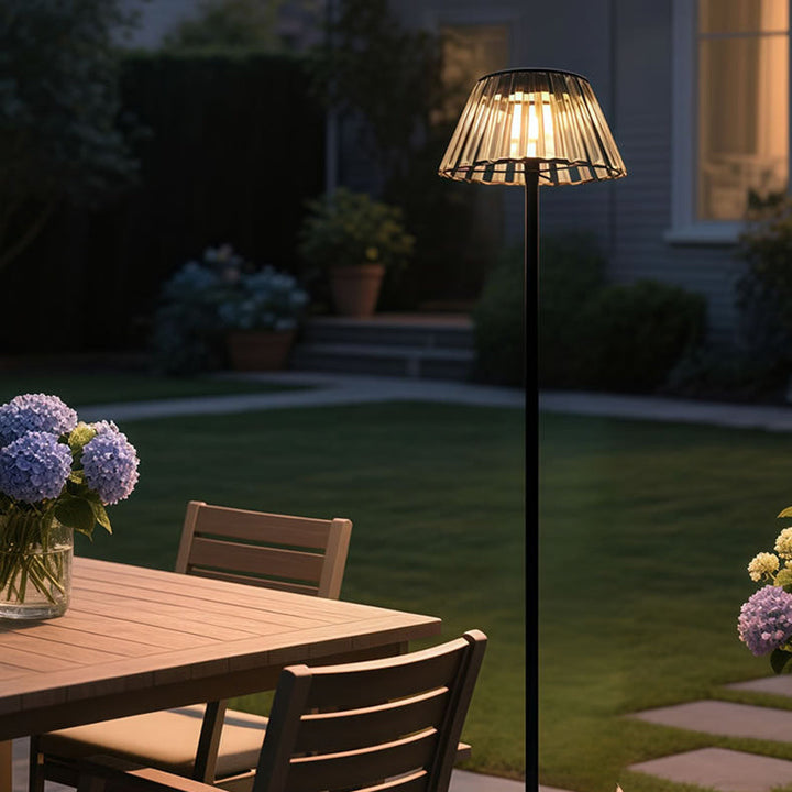 Zeitgenössische Industrie Wasserdichte Solar-USB Eisen Glas Außen LED Steh Bodenlampe für Garten