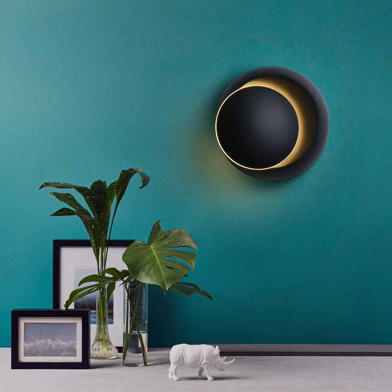 Zeitgenössische nordische Eisenrunde Eclipse drehbare LED-Wandleuchte für Nachttisch