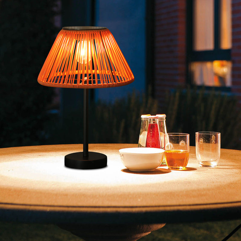 Traditionelle Bauernhaus wasserdichte solarbetriebene aufladbare Weaving Gum Rattan Eisen konische LED Außen Tischlampe für Garten