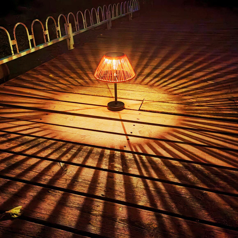 Traditionelle Bauernhaus wasserdichte solarbetriebene aufladbare Weaving Gum Rattan Eisen konische LED Außen Tischlampe für Garten