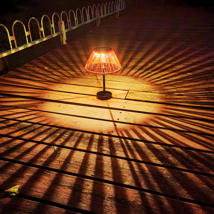 Traditionelle Bauernhaus Wasserfeste Solar Aufladbare Webgummi Rattan Eisen Kegelförmige LED Außen Tischlampe Für Garten